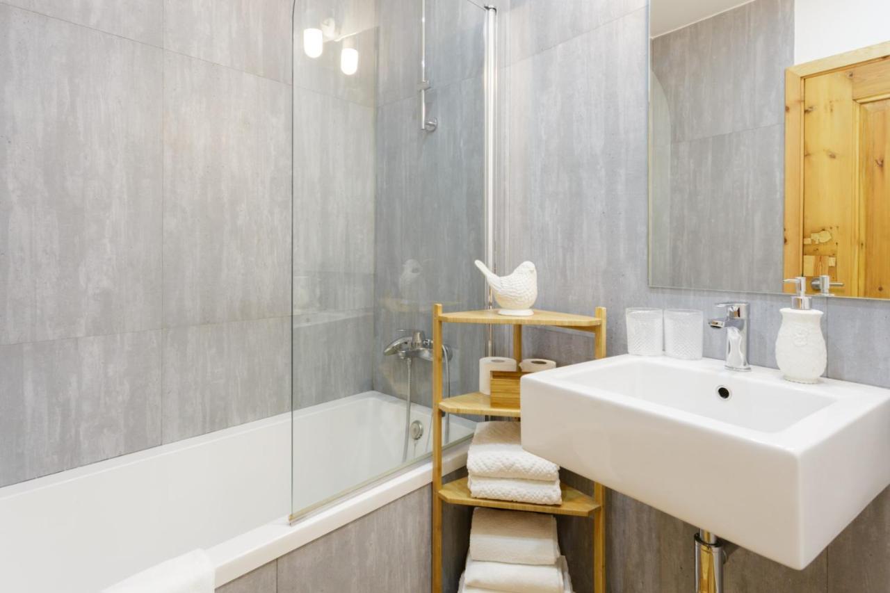 Chiado Rooftop Retreat: 19th Century Charm with River Views Lisbon Exterior photo