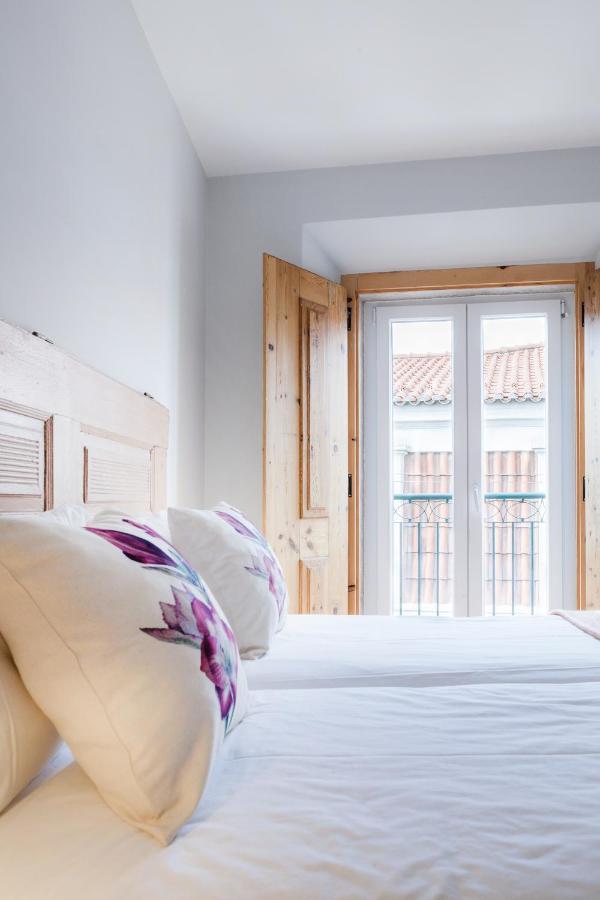 Chiado Rooftop Retreat: 19th Century Charm with River Views Lisbon Exterior photo